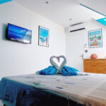 Chambre bleue avec écran plat