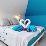 serviettes disposées en signe chambre bleue