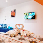 Chambre orange avec écran plat