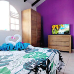 Chambre violette vue d'ensemble