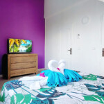 Chambre violette avec écran plat